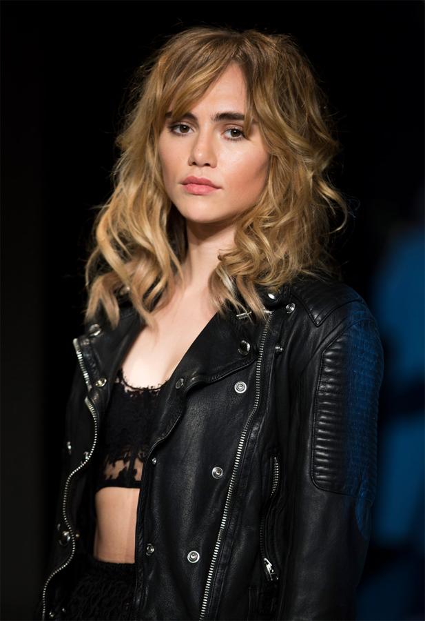 Las melenas capeadas y desfiladas con flequillo largo o gringe, como la que luce la modelo Suki Waterhouse, son uno de los cortes que triunfarán esta primavera.