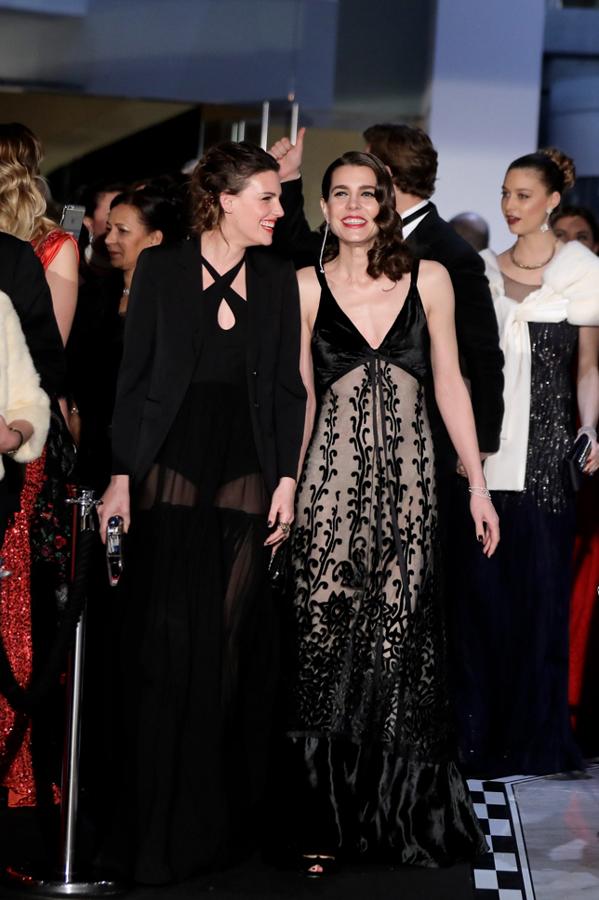 La hija de Carolina de Mónaco es digna heredera de la belleza y elegancia de su madre y de su abuela. Para esta ocasión, Carlota apostó por un look de inspiración retro con unas favorecedoras ondas al agua y un sofisticado diseño de Chanel Haute Couture.