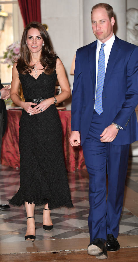 Los embajadores del Reino Unido en París quisieron homenajearles con una fiesta en la Embajada y esta vez Kate sí se cambió de look. Estaba espectacular con un vestido negro de largo midi confeccionado en tweed de una de sus firmas favoritas, McQueen, que combinó con unos zapatos de pulsera de Gianvito Rossi.