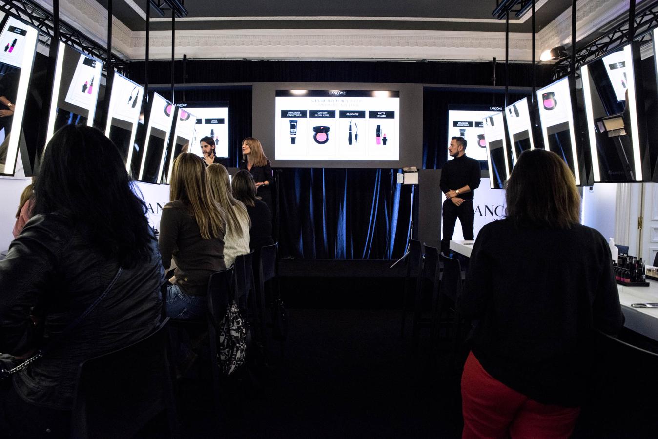 Los maquilladores Gabriel Llano y Carlos Damián ofrecieron los mejores consejos y trucos de maquillaje a las lectoras de Mujerhoy para que se pusieran guapas antes de hacerse sus selfies. Además ls lectoras pudieron probar algunas de las novedades de maquillaje de la firma para este 2017.