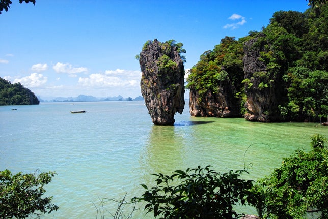 Y para cerrar la lista, nos vamos de viaje hasta Tailandia para disfrutar de una de sus islas más turísticas, pero no por ello menos apetecibles. El mar y la montaña se abrazan en un espectacular contraste de azul y verde, en una armonía perfecta que seduce al viajero que busca relax, pero también al aventurero.