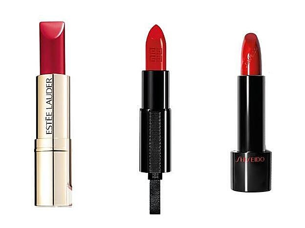 Pure Color Love en tono Bar Red de Estée Lauder (25 euros). Rouge Interdit en tono Red Light de Givenchy (32 euros). Rouge Rouge en tono Poppy de Shiseido (30 euros).