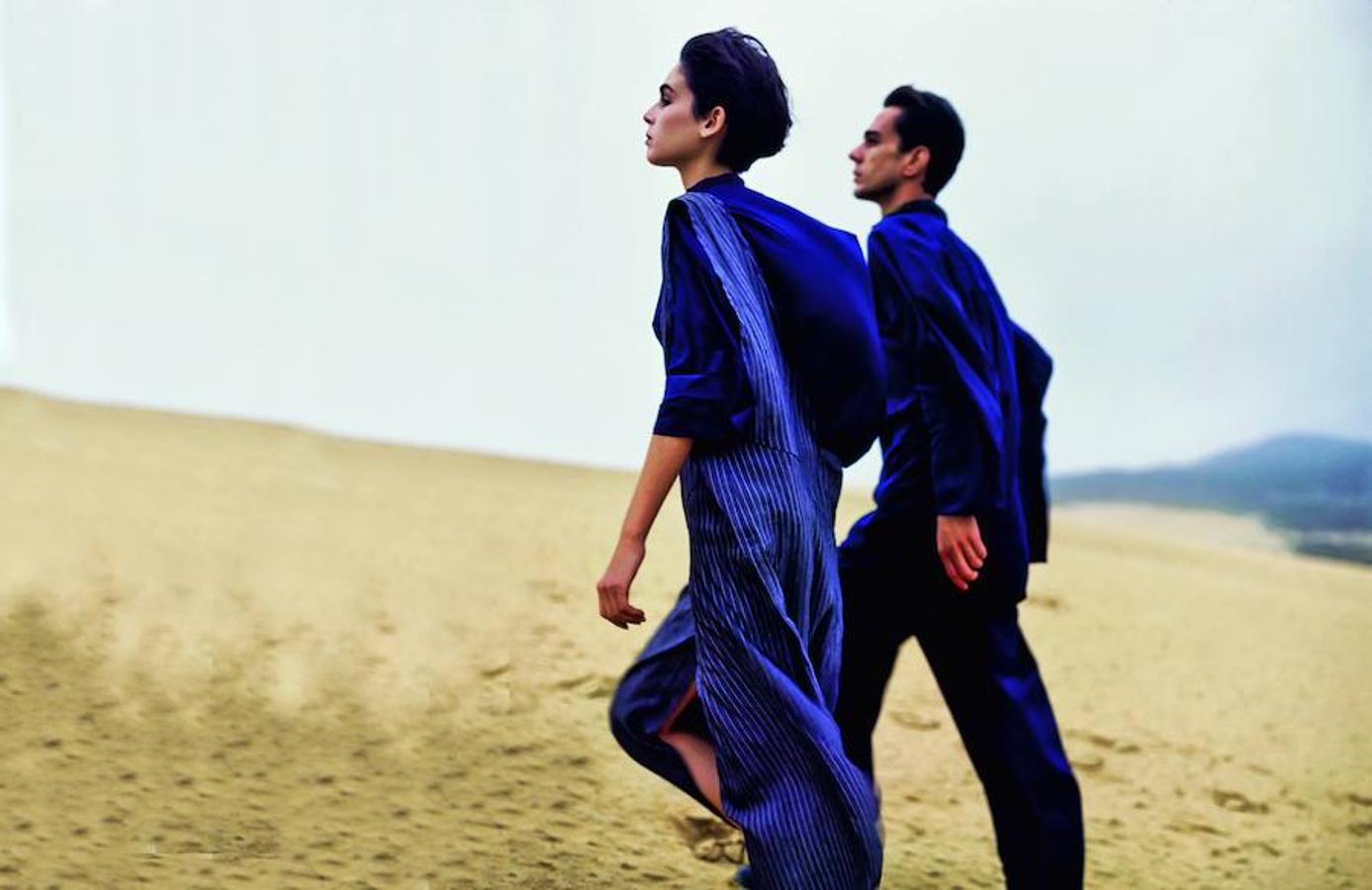 Hace ya 40 años que Adolfo Domínguez nos convenció de que la arruga es bella. Los mismos que cumple la firma española, que es todo un referente a nivel internacional. Fundada en 1977, despegó en los 80 con un concepto de ropa cómoda, como una segunda piel.