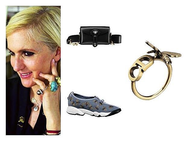 La diseñadora de la firma, Maria Grazia Chiuri con accesorios de su primera colección.