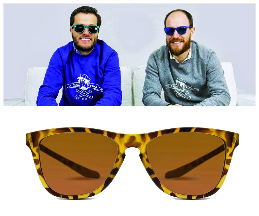 Parafina es la firma de gafas de sol y ópticas fundada por Alfonso Luján y Samuel Soria hace apenas tres años y que vende 300.000 pares anuales en 400 puntos de 25 países. El secreto: son ecológicas (plástico reciclado de botellas, aluminio de latas o bambú) y destinan el 5% de las ventas a educación infantil.