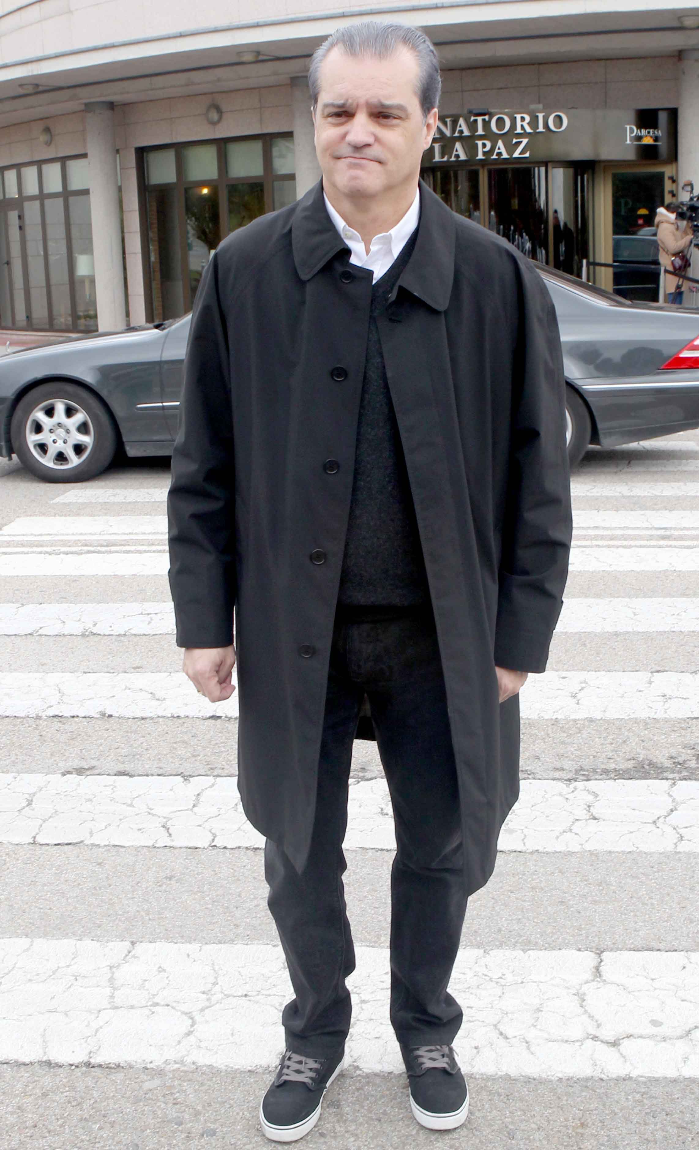 Vestido de riguroso negro y una camisa blanca debajo de un jersey, Ramón García se despidió de la periodista.