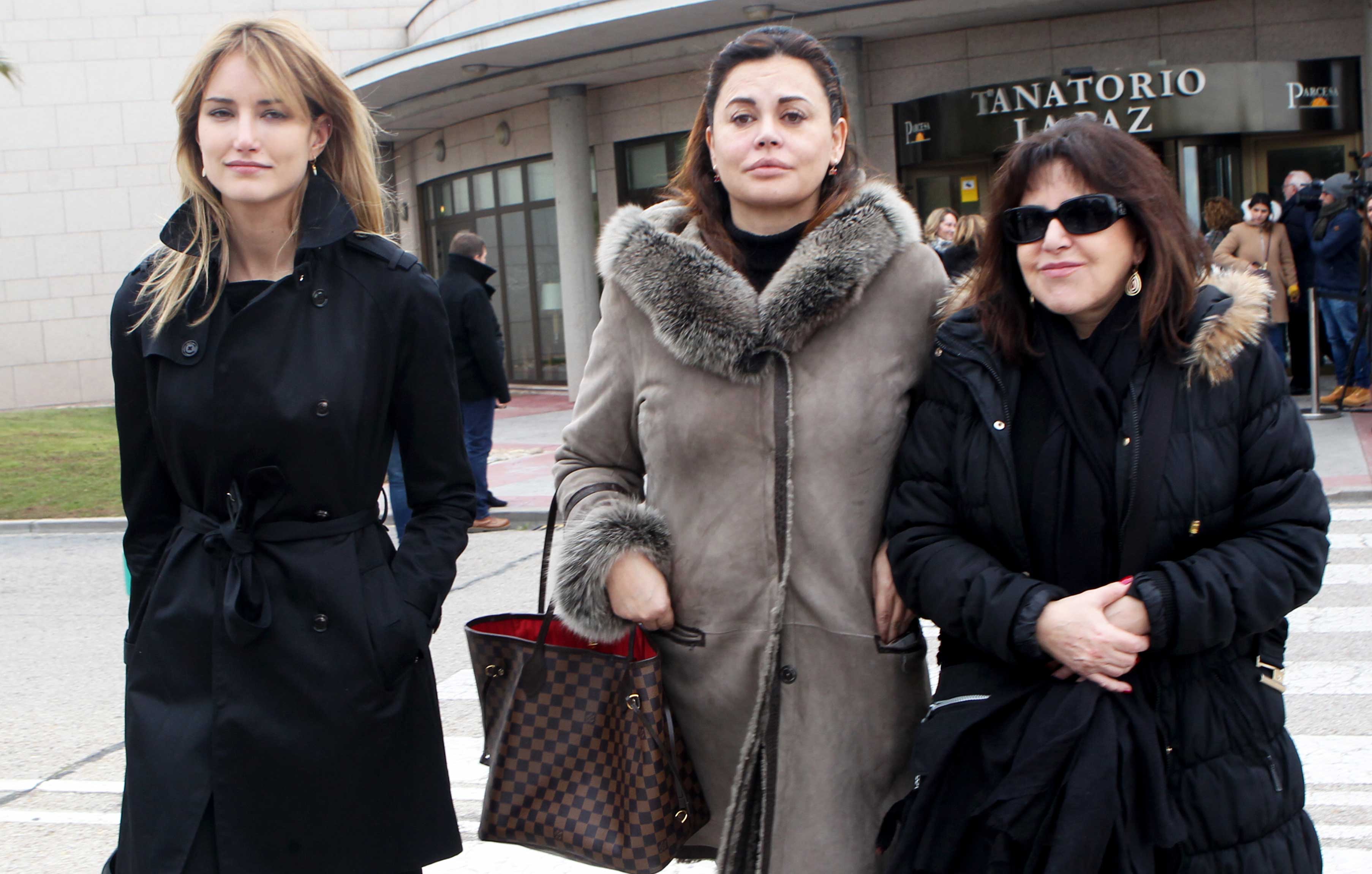 Alba Carrillo acudió junto a Loles León y a Teresa Bueyes. Fueron compañeras y le dedicó unas palabras de despedida en sus redes sociales. "Estoy en shock, triste y agradecida a la vida por haberte conocido", escribió.