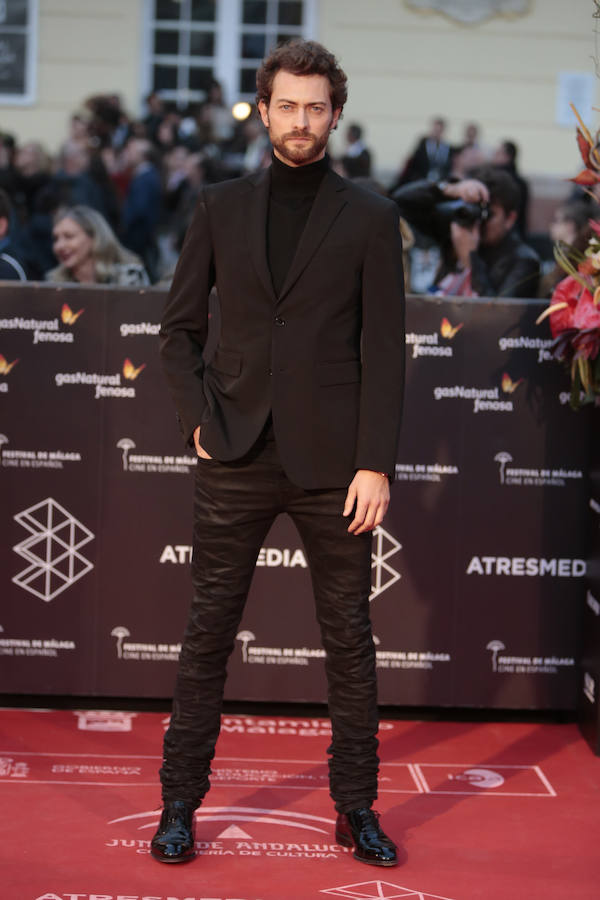 Optó por un look en total black de lo más atrevido: pantalones encerados, jersey de cuello vuelto y americana.