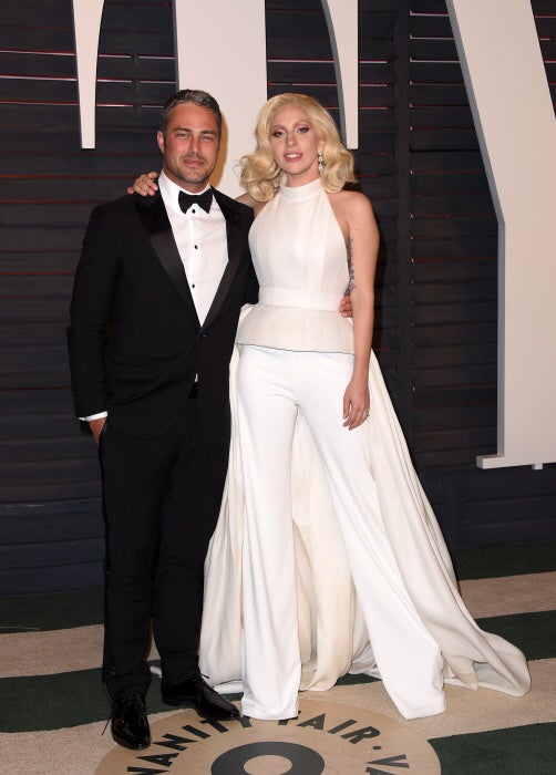 Después de la ceremonia de los Oscar de 2016, la cantante acudió a la fiesta de la conocida cabecera con un mono con cola de su diseñador de cabecera y estilista Brandon Maxwell.