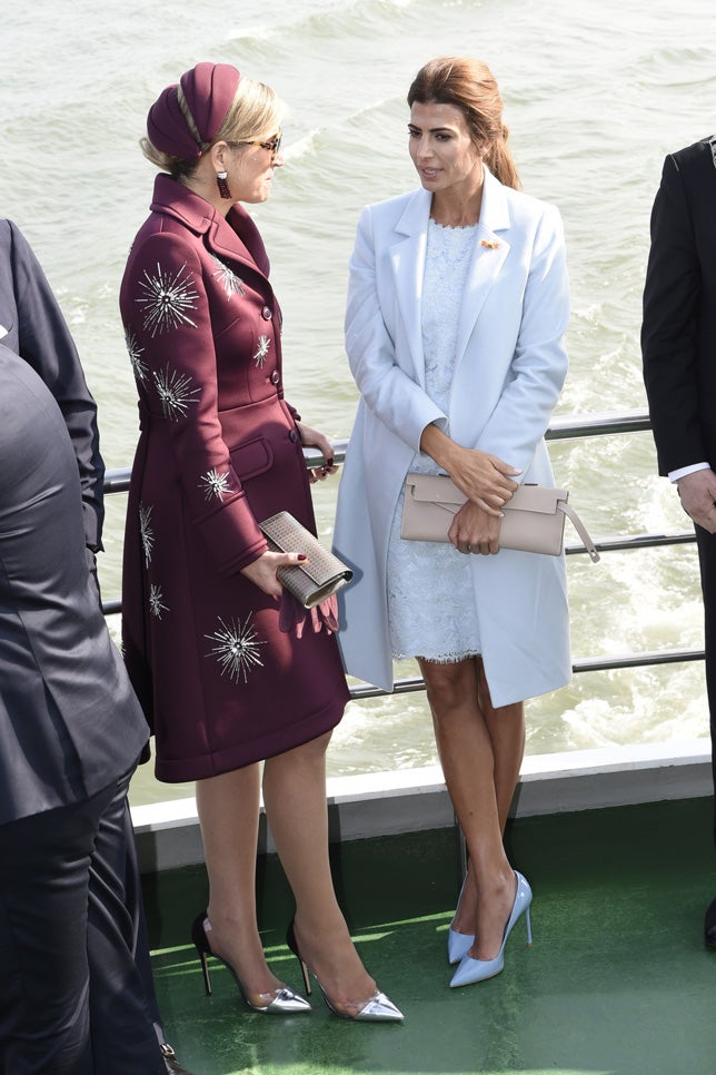 Con estos looks, tanto la reina Máxima como Juliana Awada 'hicieron patria': la primera, al elegir (como suele ser habitual en ella) a un diseñador holandés y la segunda, haciendo protagonista de su look al color de la bandera argentina.