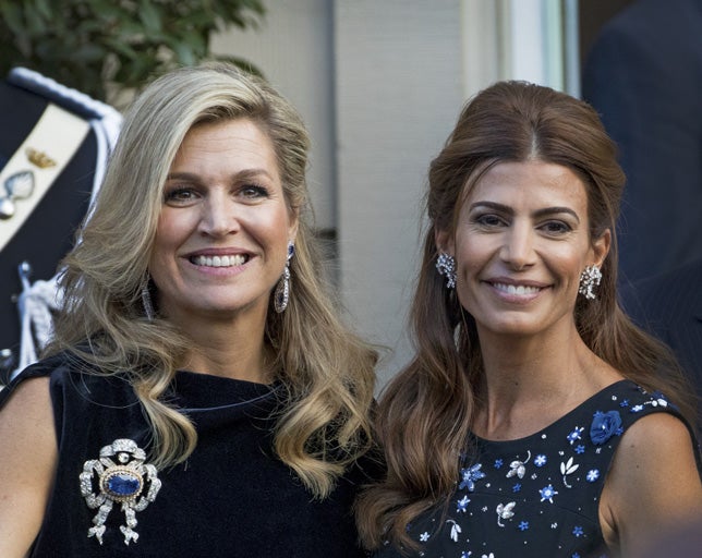 Si Doña Letizia y Juliana Awada coincidieron con sus looks en su primer encuentro, la primera dama y la Reina Máxima han lucido estilismos 'a juego' en la segunda jornada de la visita de los Macri a Holanda. El azul y los detalles joya fueron los protagonistas de una tarde en el ballet de La Haya.