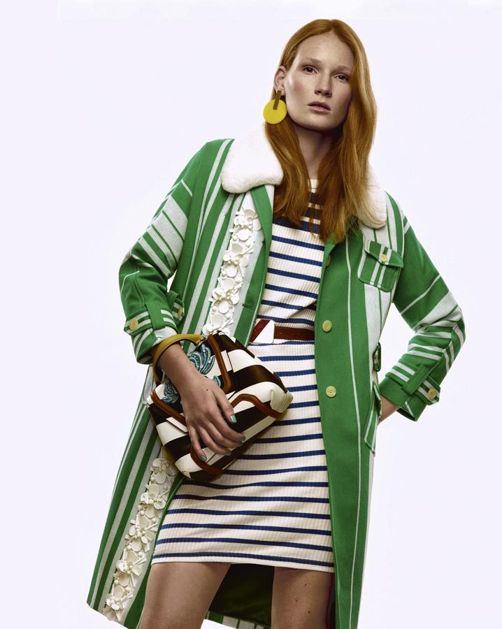 Abrigo y cinturón de Miu Miu, vestido de Lacoste, bolso de Yliana Yepez y pendientes de Papiroga. Maquillaje: Agostino Faggiano (Talents) para Chanel. Peluquería: Leo Pereira (Talents) para Redken. Asistente foto: Luka Lani. Asistentes de estilismo: Fran Jymz y Samuel Sanz. Estilismo: José Herrera