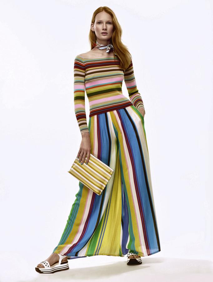 Top y pantalón palazzo de Desigual, sandalias de Hogan, pañuelo de Hermès, bolso de Loewe y pendientes de Catalina D´Anglade.Maquillaje: Agostino Faggiano (Talents) para Chanel. Peluquería: Leo Pereira (Talents) para Redken. Asistente foto: Luka Lani. Asistentes de estilismo: Fran Jymz y Samuel Sanz. Estilismo: José Herrera