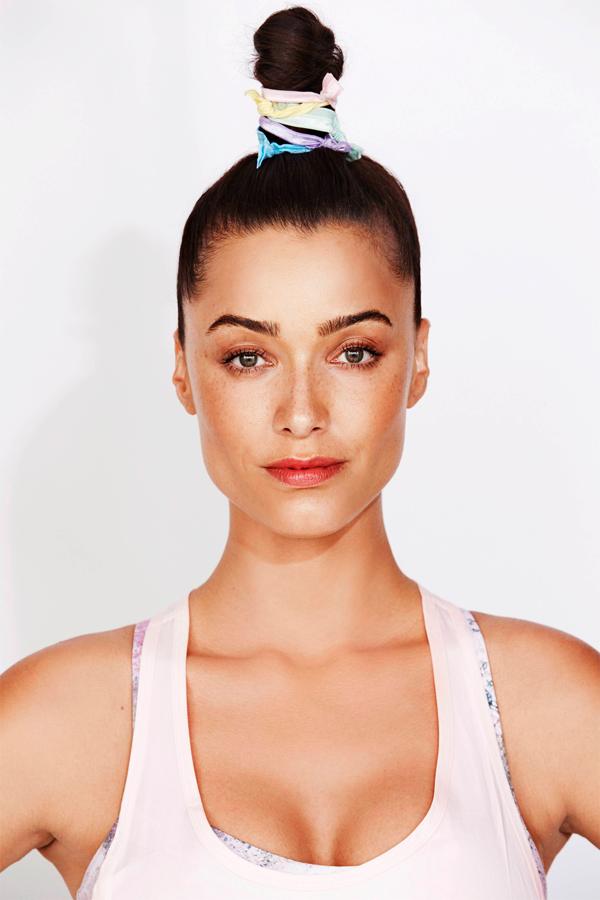 Un peinado solo apto para las más atrevidas, un moño alto o 'top knot' adornado con lazos de colores, con todo el pelo engominado para que no te moleste lo más mínimo mientras haces tus ejercicios favoritos.