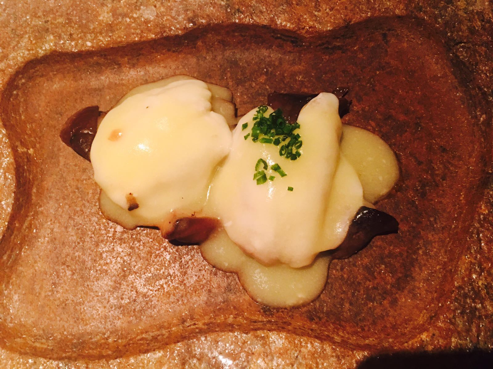 Desde Dabbawala (Calle Españoleto, 10, Madrid), el chef Luca Rodi nos propone una seductora receta de 'kokotxas' de bacalao al pil pil con setas de pie azul salteadas.