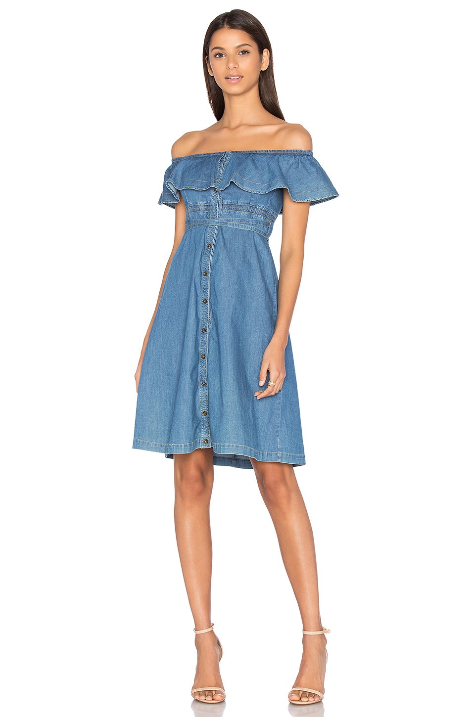 Sexy y con mucho estilo, este diseño de Hilfiger Collection para Revolve Clothing nos encanta por su falda evasé entallada con cinturón y su escote 'off shoulder' (Precio: 327 euros).