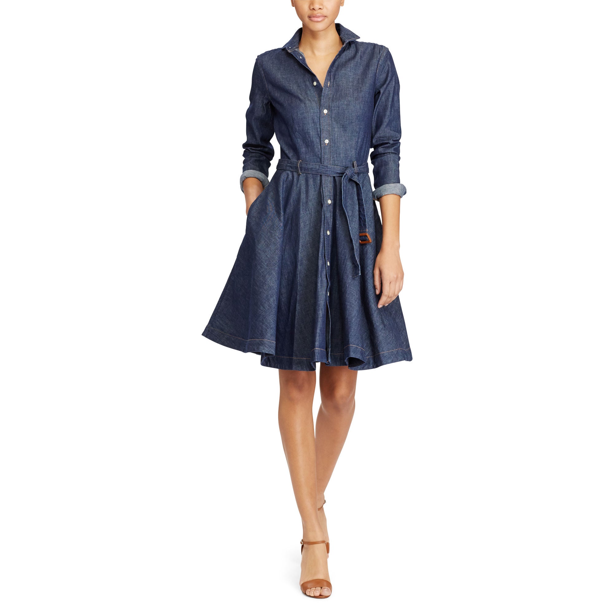 La inspiración camisera del abotonado frontal y el cuello toma un aire 'lady' con su falda evasé, y convierte a este vestido de Polo Ralph Lauren en nuestro favorito (299 euros).