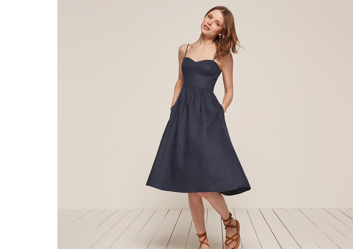 Este diseño 'lady' con escote y falda con volumen de Reformation es de lo más favorecedor (198 euros).