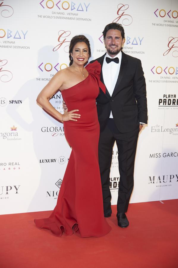 La organziadora del acto posó con su marido, el interiorista Nicolás Escamez que se decantó por el clásico esmoquin negro.