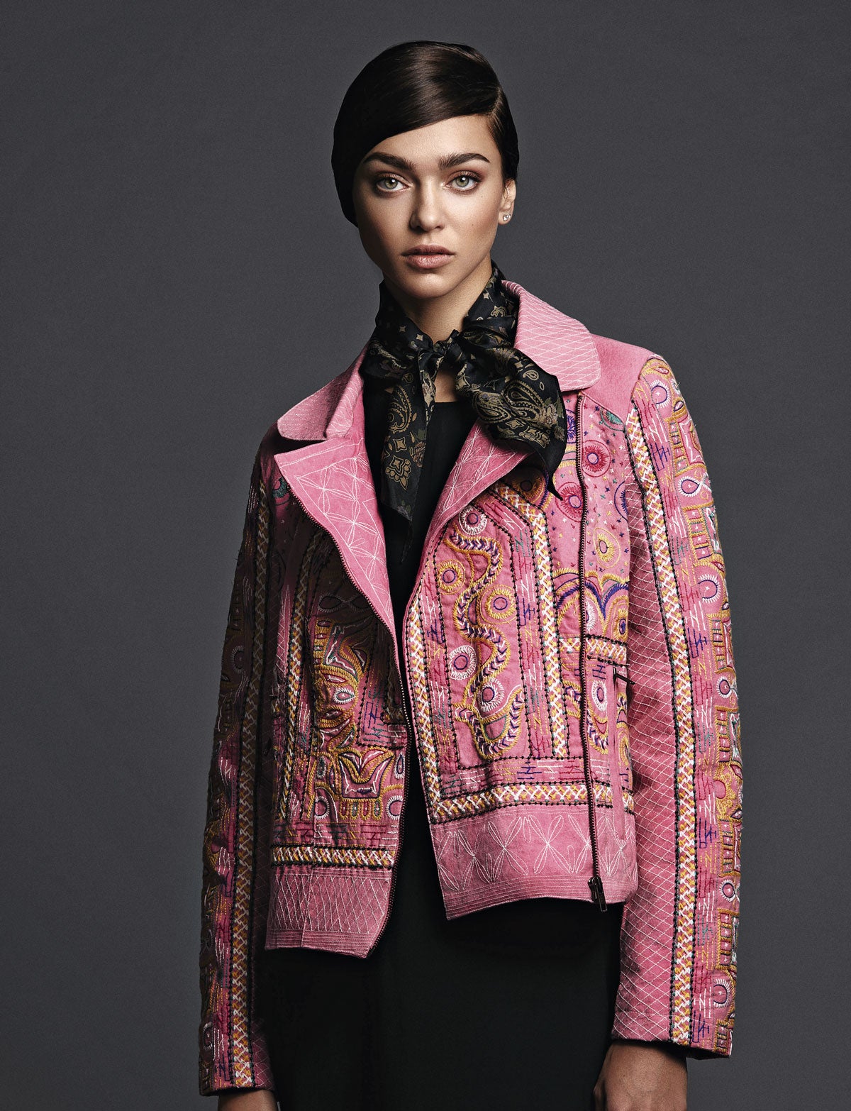 Cazadora de Desigual, pañuelo de Coach, camiseta de Vince, falda de El Corte Inglés y pendientes de diamantes Solitaire, de Tiffany. Estilismo: Gervasio Pérez. Maquillaje: Carolina Dali (Wall Group). Peluquería: Gianluca Mandelli (The Atelier Management). Asistentes de fotografía: Zane Shalter, Melissa Chapman y Vita Burn.de estilismo: María de las Heras y Borja Vilas.