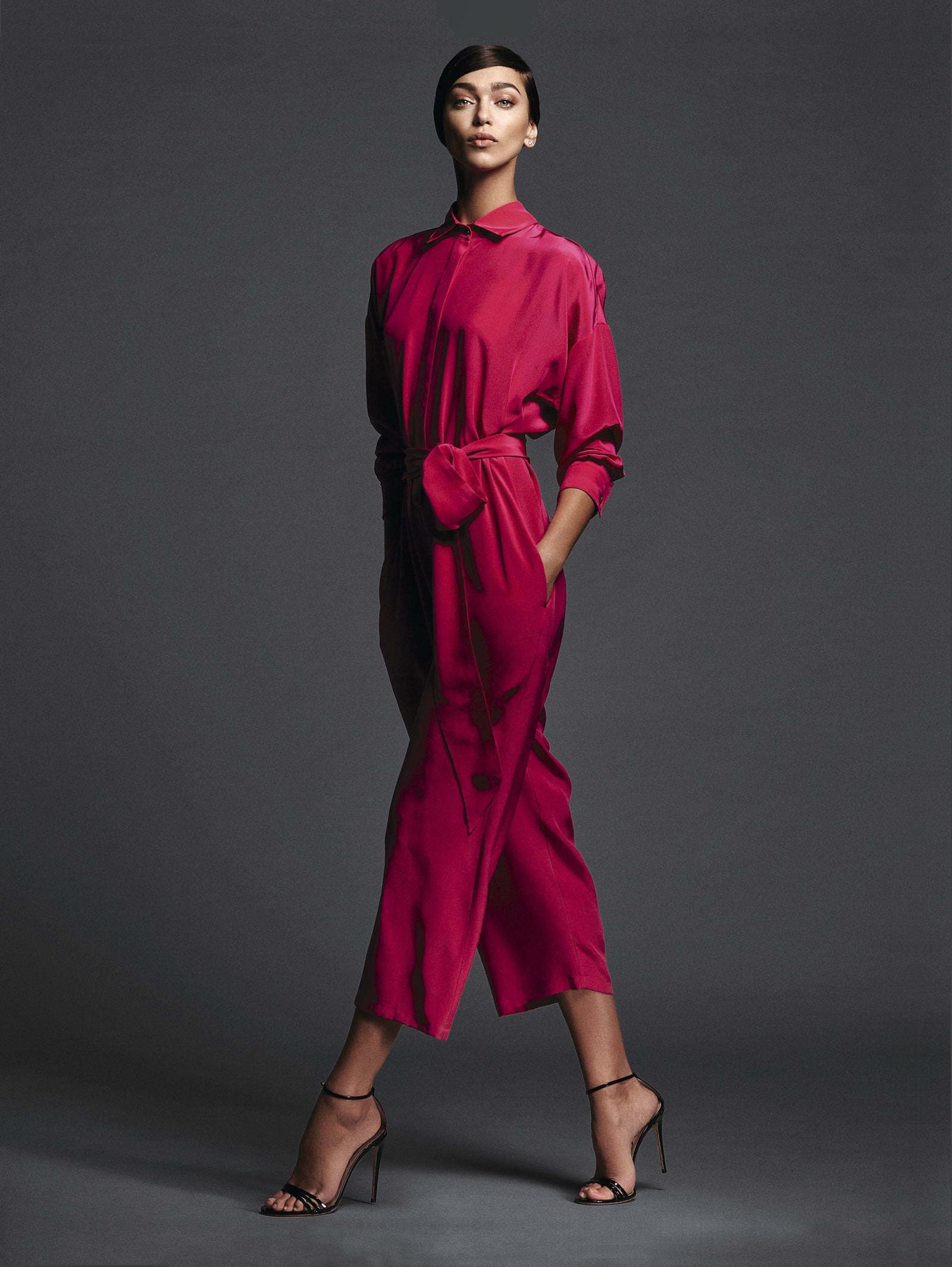 Mono pantalón de seda de Datura d, sandalias de Gucci. Estilismo: Gervasio Pérez. Maquillaje: Carolina Dali (Wall Group). Peluquería: Gianluca Mandelli (The Atelier Management). Asistentes de fotografía: Zane Shalter, Melissa Chapman y Vita Burn.de estilismo: María de las Heras y Borja Vilas.