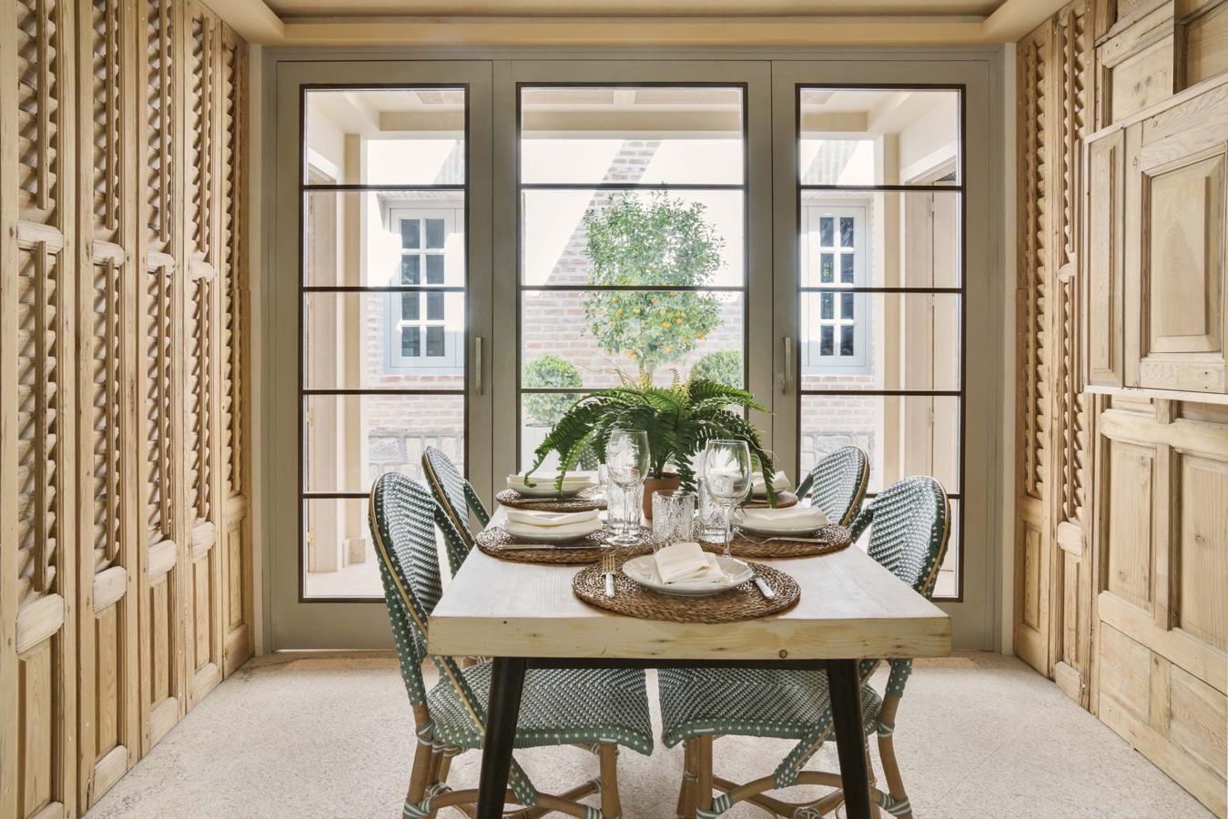 Un espacio único que ofrece la posibilidad de disfrutar de una forma actualizada y cosmopolita del Parque del Retiro, tanto por la variedad y calidad de su oferta, como por su ubicación privilegiada en el corazón verde de Madrid. Con una oferta gastronómica diferente para cada uno de los espacios pero con un denominador común: el respeto por el producto de proximidad y temporada. Dirección: Paseo República de Panamá n 1. Parque del Retiro. Entrada por la Puerta de la Reina Mercedes (Avda. Menéndez Pelayo esquina Calle Ibiza). 28009, Madrid.