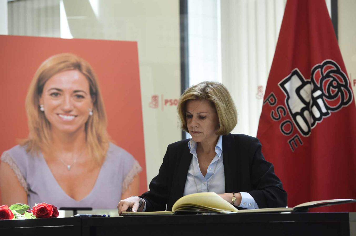 María Dolores de Cospedal firma en el libro de condolencias en la calle Ferraz.