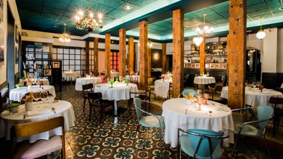 Dabbawala está situado en Españoleto, 10, una tranquila calle del barrio más castizo de Madrid, Chamberí. En este local acogedor y decorado con mimo, el chef Luca Rodi nos ofrece una carta basada en el producto de mercado de altísima calidad y platos clásicos de corte internacional, a los que aporta su inconfundible toque creativo. Con una presentación sofisticada y unas recetas de corte mediterráneo aderezadas con la creatividad del chef, en la carta podemos encontrar entrantes como Alcachofas con erizo y nabo ibérico o Jurel en salmuera, encurtidos, pomelo y eneldo, a los que siguen platos principales de carne o pescado de temporada cocinados como Sashimi de bonito en pepitoria, jengibre o Lomo de venado, calabaza, coliflor y sésamo. Dirección: Calle Españoleto, 10, 28010 Madrid. Teléfono: 915932278. http://www.dabbawala.es/