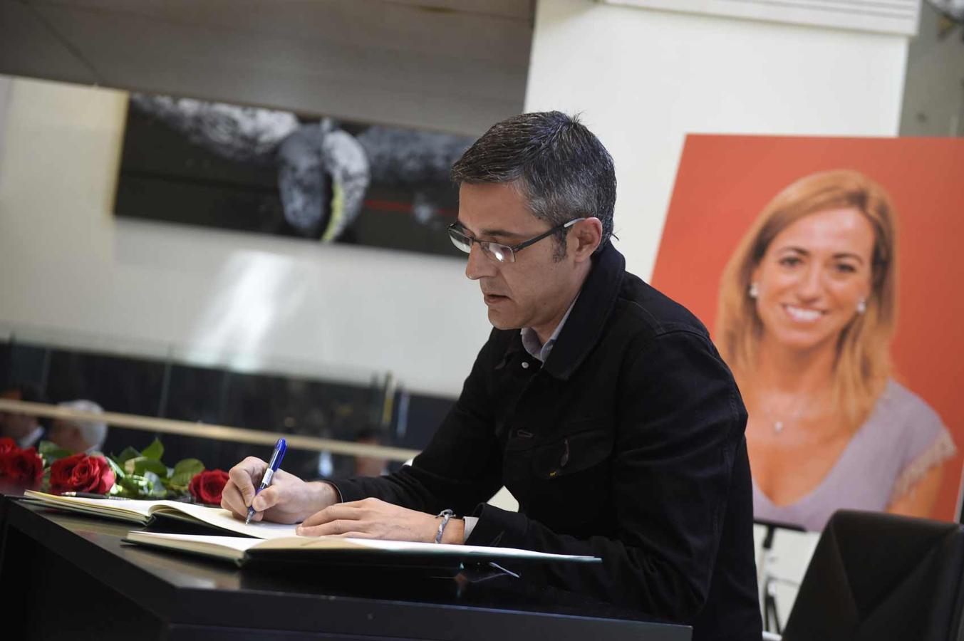 Eduardo Madina, entre los compañeros de Came Chacón que han querido despedirse de ella.