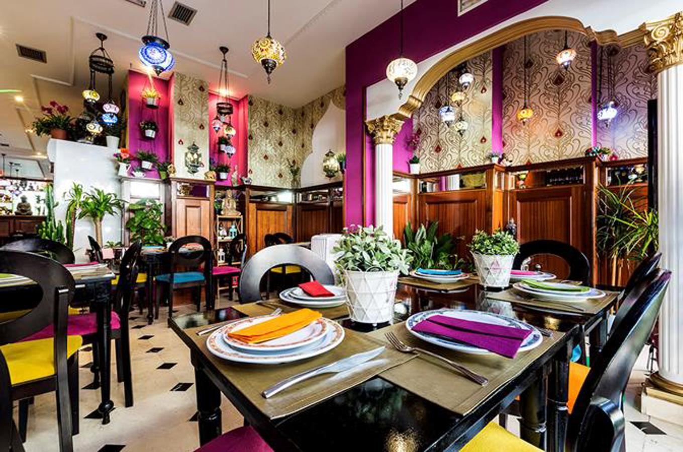 Situados en pleno centro de Madrid, en Purnima quieren que te dejes llevar por los sentidos y disfrutes tanto de la tradicional comida india como de su ambiente, marcado por un colorido local para que tengas una experiencia única. Un templo de la gastronomía hindú situado en la calle Goya, a la altura del Palacio de los Deportes. Onion bhaji (cebolla rebozada en harina de garbanzo), samosa y cheese rollos con especias los primeros y Chicken Tikka Masala, Chicken Madras, Chicken Tandoori o Lam Balti para los segundos, son algunas de sus recomendaciones. No te pierdas su salsa de tamarindo. Dirección: Calle de Goya, 110, 28009 Madrid. Teléfono: 910 70 96 10. http://www.purnima.es