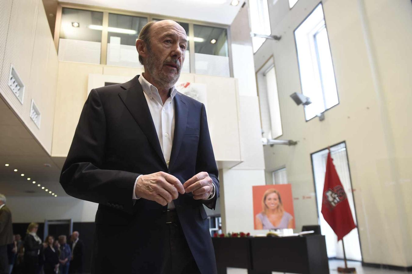 El que fuera su rival dentro del partido, decía sentirse "desolado" a su llegada a la capilla ardiente.