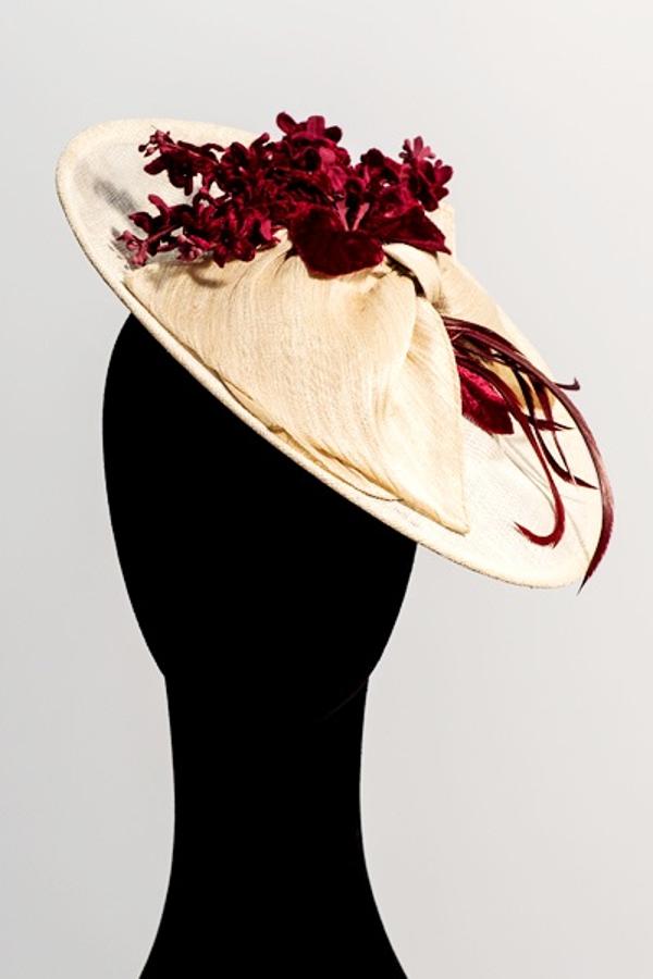 Plato con maxilazo y flores y plumas rojas de Lamatte. Precio: 130 euros.