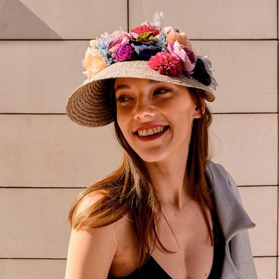 Visera de paja con flores secas de Rita Von. Precio: 120 euros.