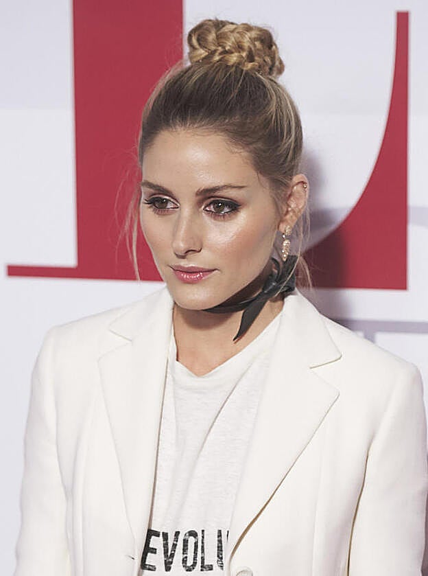Olivia Palermo con un moño alto o top knot