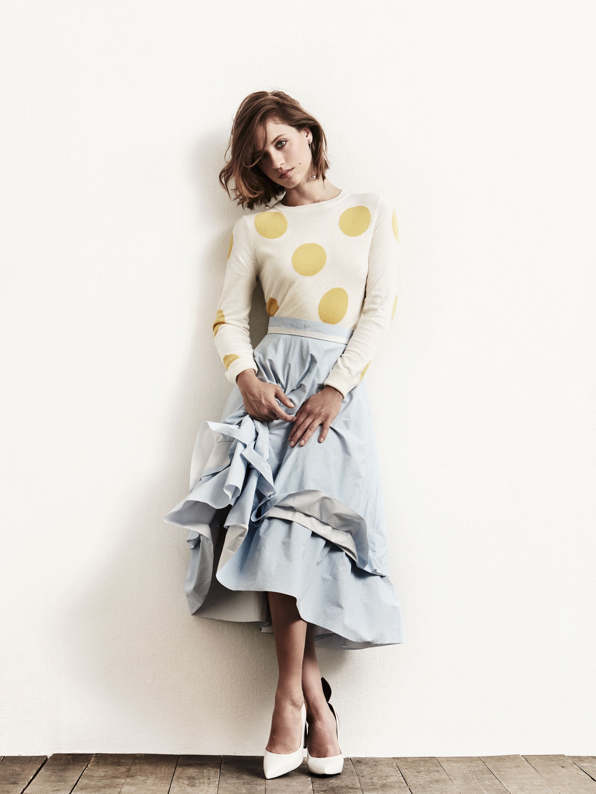 Jersey de Essentiel y falda de MM6 Maison Martin Margiela. Zapatos de Louis Vuitton y pendientes de Luxenter. Estilismo: Eva Barrallo. Maquillaje y peluquería: Raquel Álvarez (Talents) para Chanel y Bumble & Bumble. Asistente de estilismo: Carolina Taviro. Asistentes de fotografía: Dani Gallar y Arturo de Lucas.