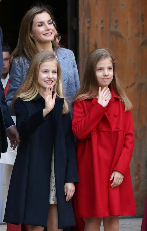 Doña Letizia saluda en la entrada a la catedral de Palma de Mallorca junto a sus hijas, la princesa Leonor y la infanta Sofía