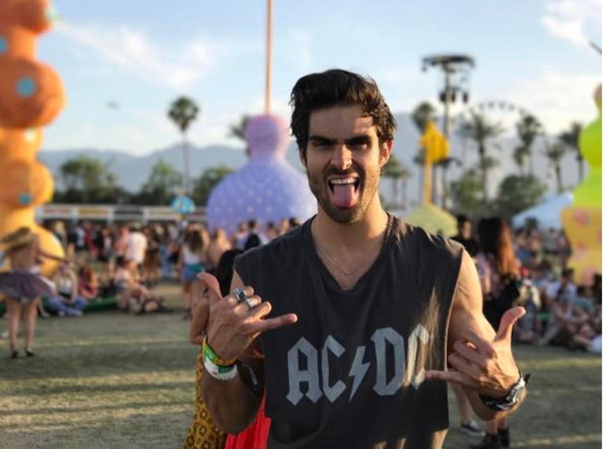 Camiseta negra con mangas cortadas de ACDC + anillos + collar