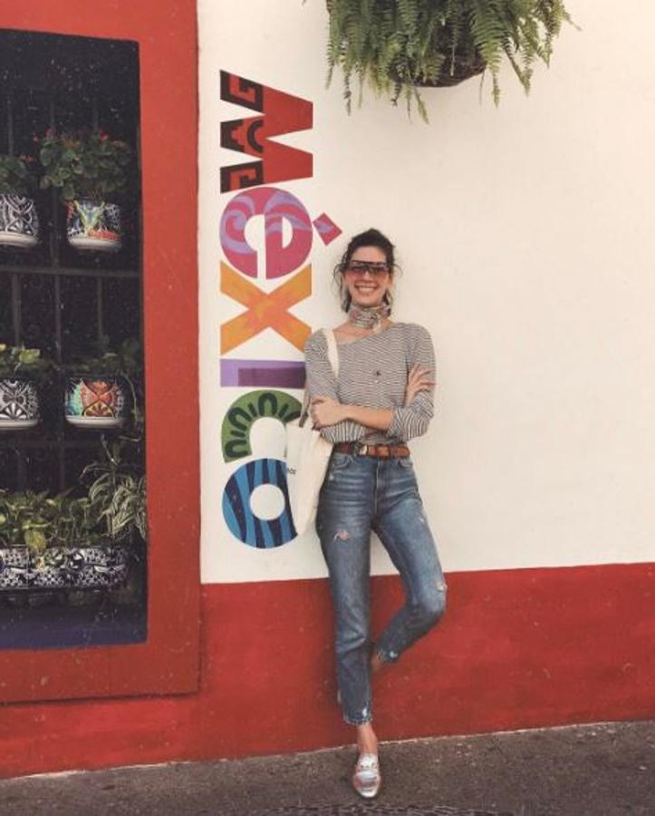 La top model española tiene un estilo muy sencillo y suele apostar por los básicos y así nos lo demuestra en este ook tan informal pero sofisticado de vaqueros, camiseta a rayas y pañuelo estampado y anudado al cuello.