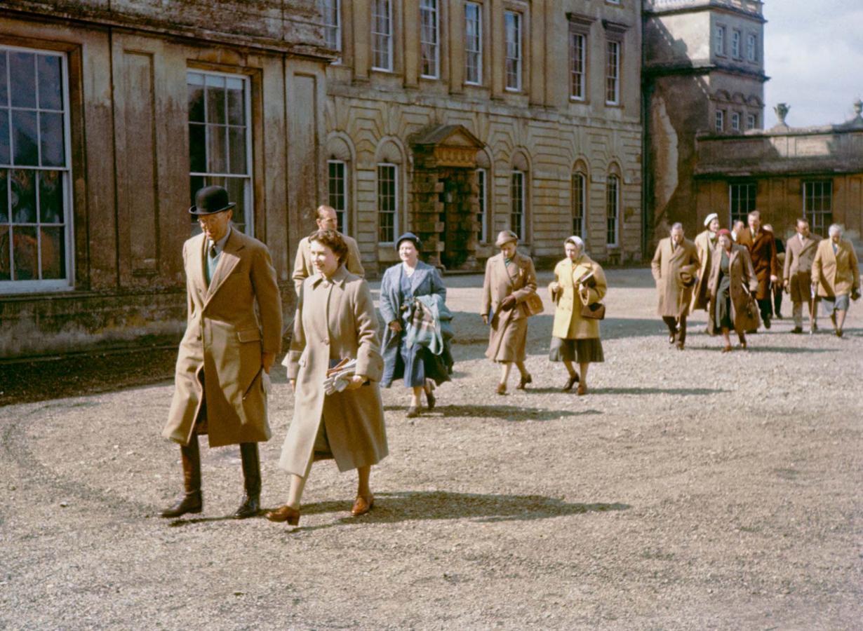 Isabel II y Felipe de Edimburgo en una visita a Badminton House en 1956.