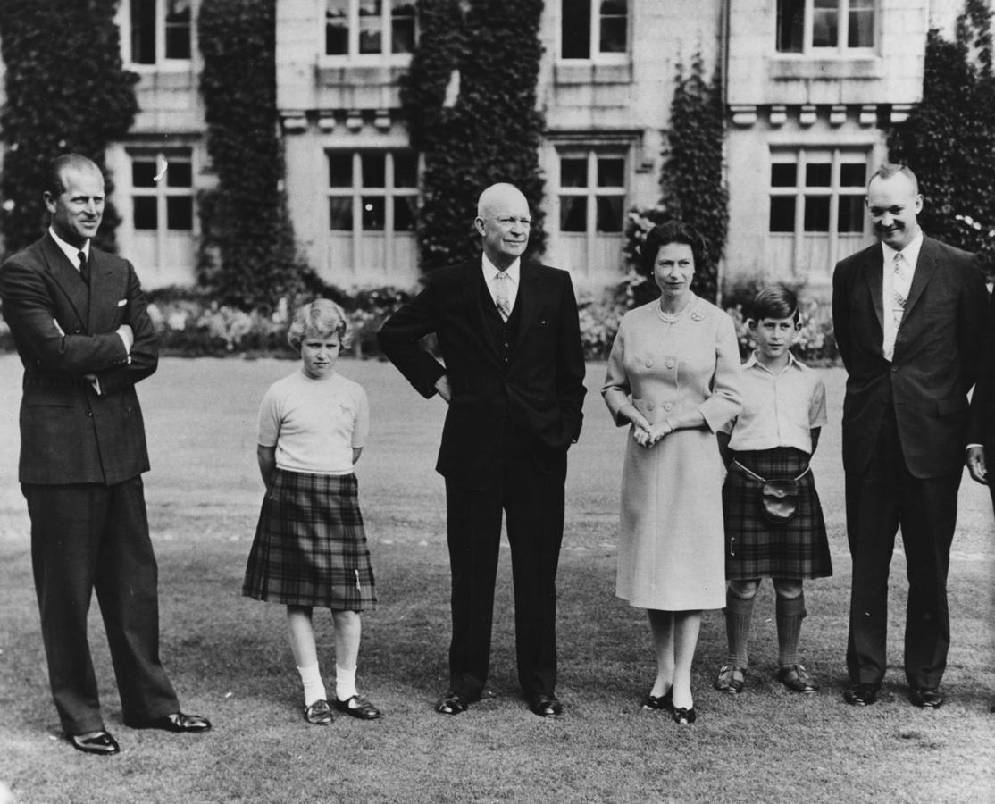 La familia real, junto a Eisenhower, en el castillo de Balmoral en 1956.