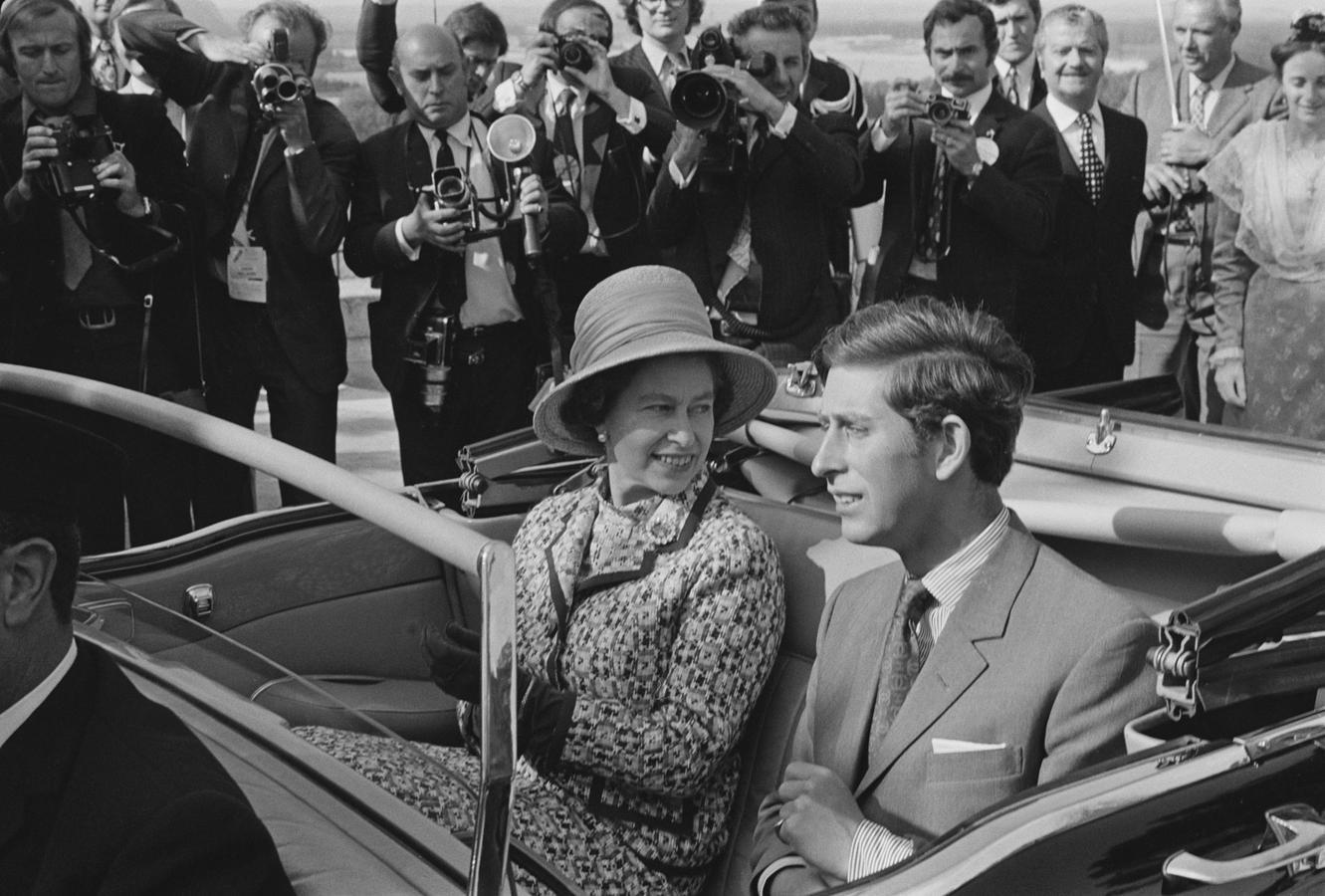 La reina Isabel II de Inglaterra y su hijo Carlos, Príncipe de Gales, durante una visita oficial a Francia en mayo de 1972.