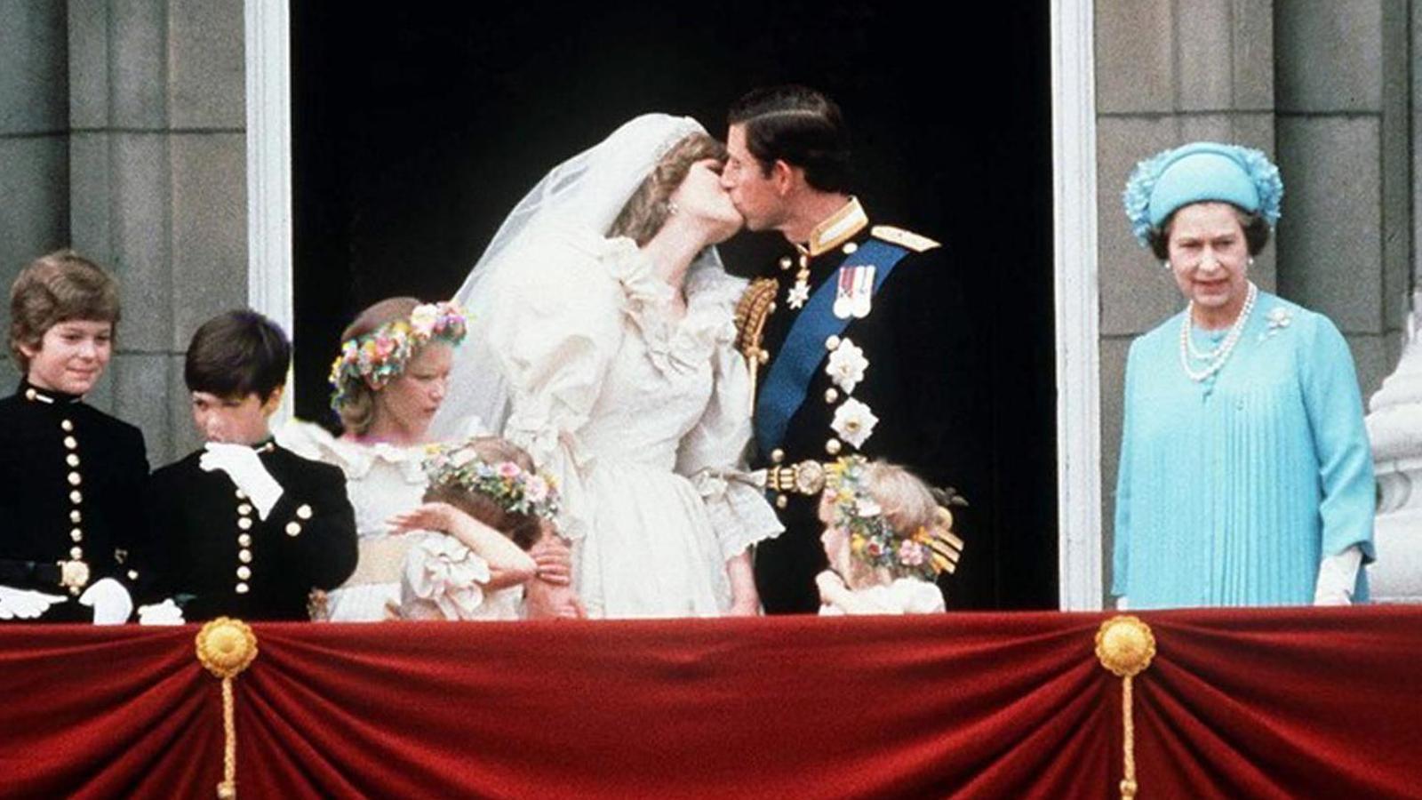 La Reina Isabel, junto a unos recién casados Carlos y Diana, en el balcón del Palacio de Buckinham.