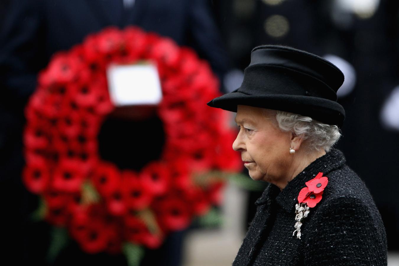 La reina Isabel durante el homenaje a los caídos en guerra por la corona en 2010.