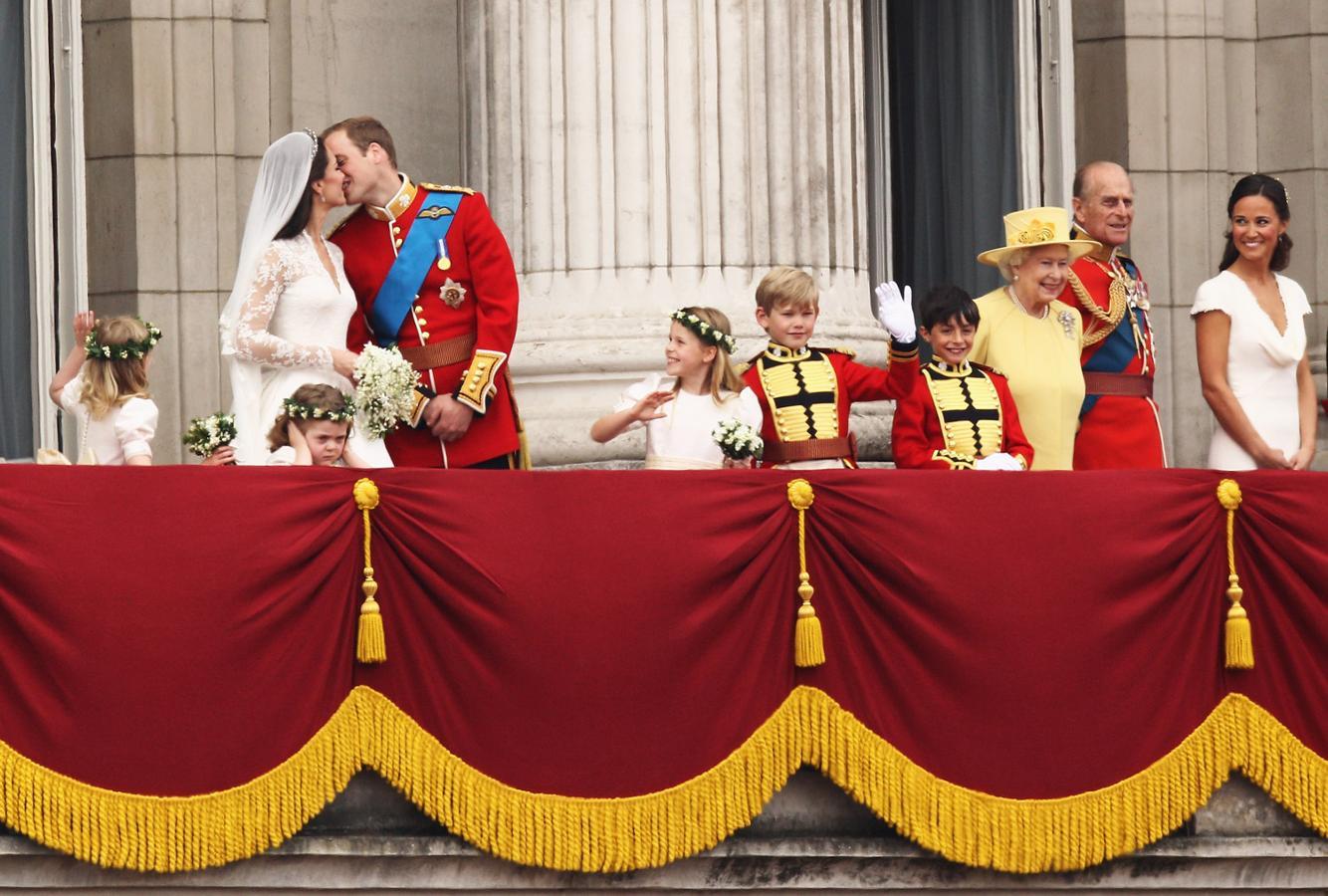 La Reina Isabel acompañó a Guillermo de Inglaterra y Kate Middleton durante su saludo (y beso) desde el balcón del Palacio de Buckingham.
