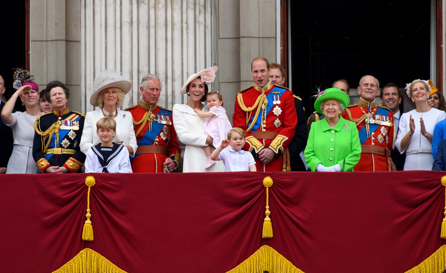 La Familia Real al completo saluda desde el balcón de Buckingham con motivo de los actos de celebración del 90º cumpleaños de Isabel II.