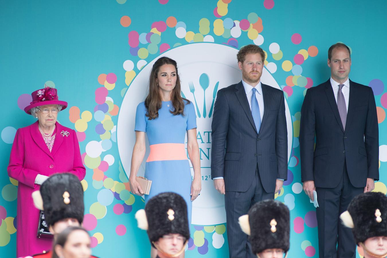 La Reina Isabel, junto a sus nietos Guillermo y Enrique, acompañada de Kate Middleton.