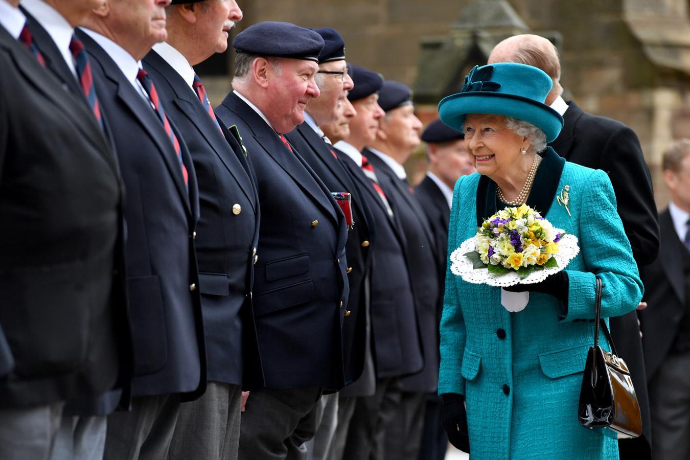 ¿Sabíais que en actos de exterior la Reina siempre lleva sombreros y viste de colores vivos para que sus guardias siempre la tengan localizada?