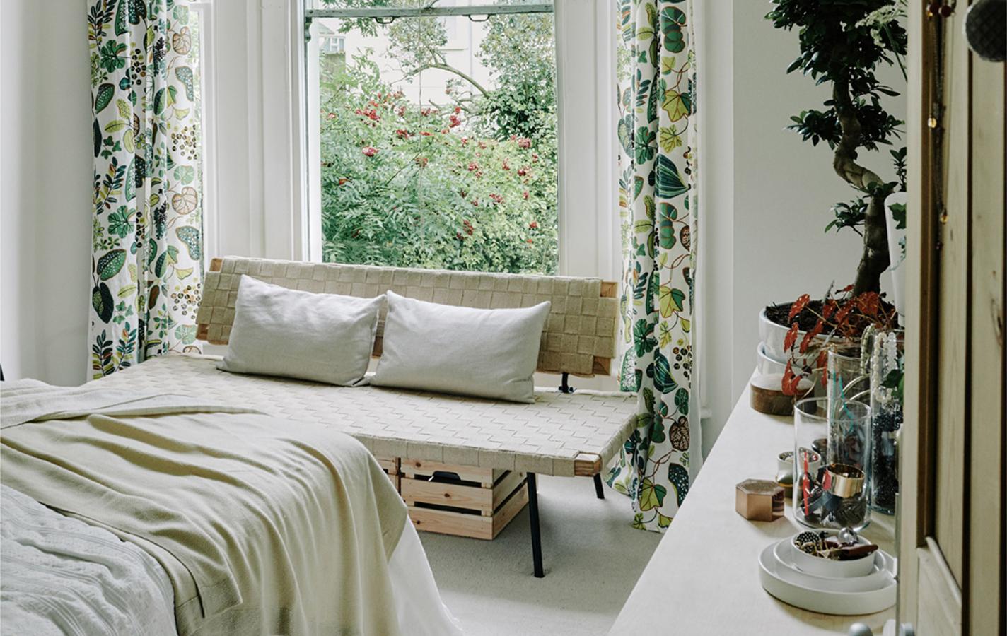 Las cortinas tropicales de Zara Home son una opción perfecta para tu dormitorio esta primavera.