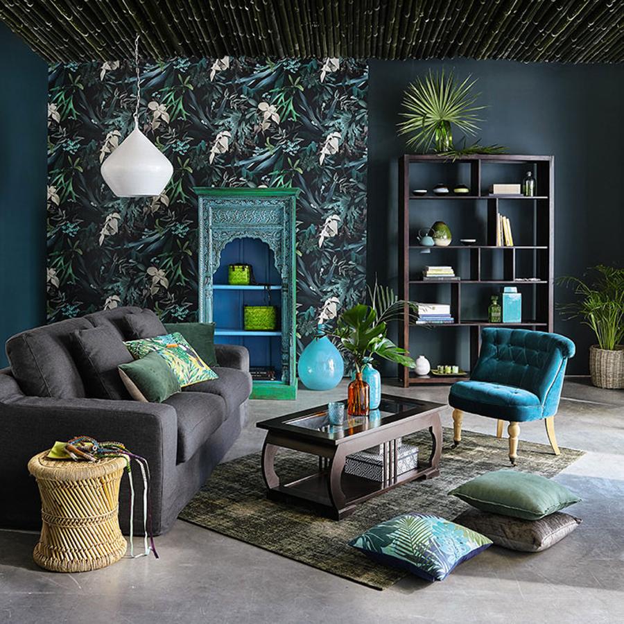 El mural, los cojines y el juego cromático de este espacio de Maison du Monde quedan perfectamente integrados.