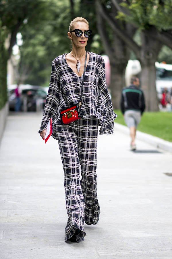 Top + pantalón con estampado de cuadros + bolso rígido en la Semana de la Moda de Milán